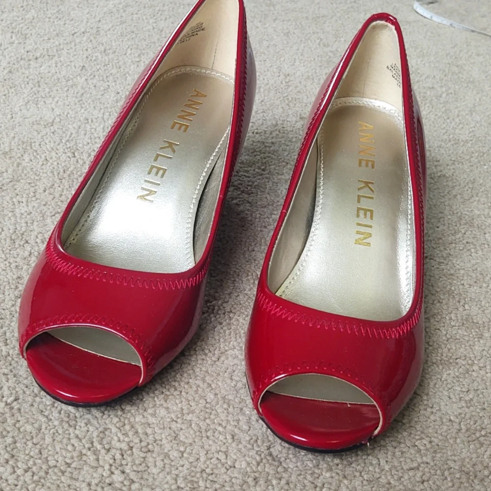 EUC Anne Klein red patent leather peeptoe block heel pumps